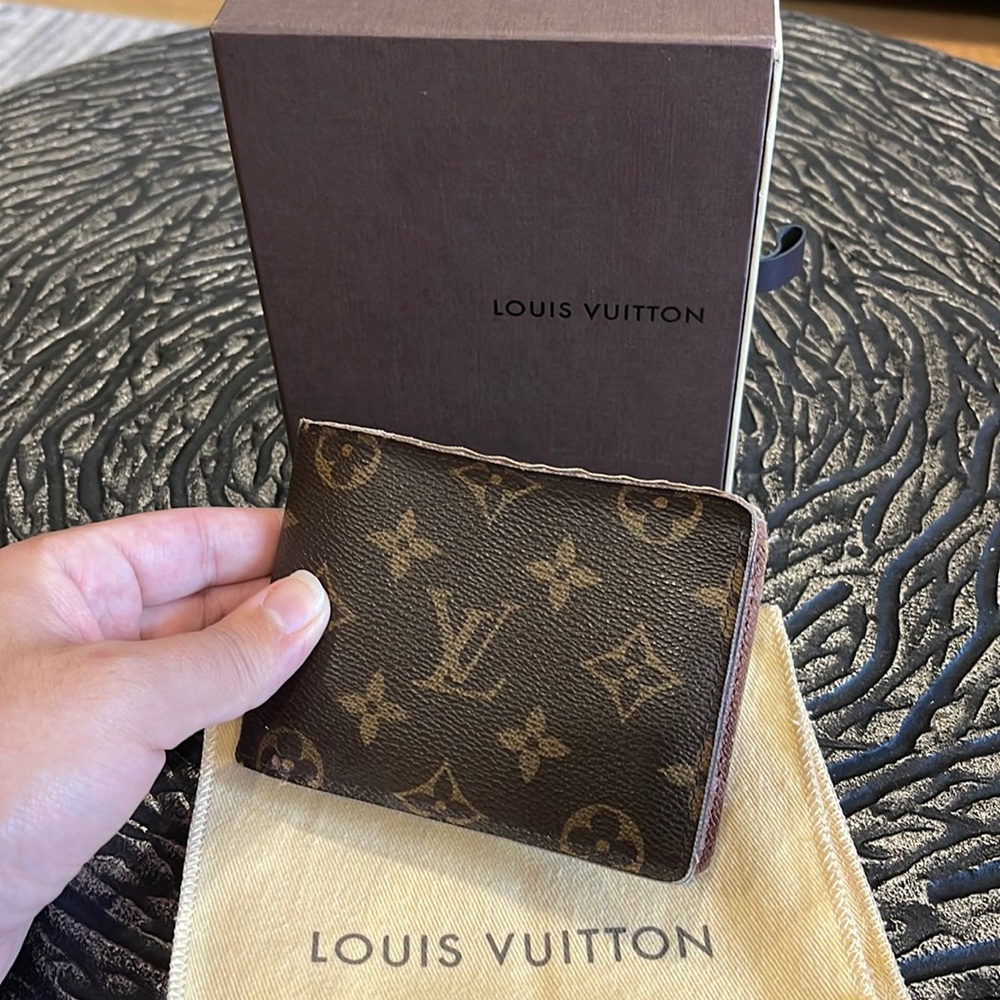 LV man wallet very used… it was bought in 2010 Germany.
